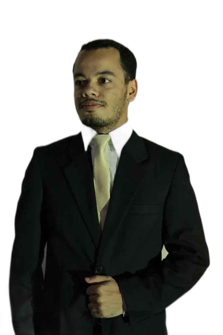 Renan de Almeida em perfil, de gravata clara